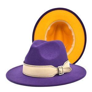 Detail eines zweifarbigen lila Fedora-Hutes mit gelber Krempe und cremefarbenem Lederband