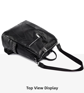 Vista dall'alto dello zaino in pelle nera con borchie argentate e zip metalliche