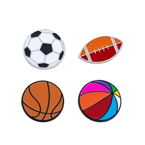 Lot de quatre pin's de sport animés avec ballons de football, basket-ball et rugby stylisés