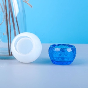 Makroansicht der facettierten Silikonform für Harzschalen mit glitzerndem DIY-Finish