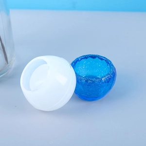 Detailsicht einer rautenförmigen Silikonform und einer fertigen blauen Harzschale