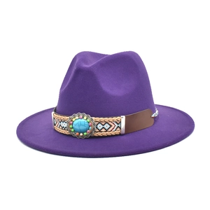Dettaglio cappello fedora con fascia tribale e fibbia con pietra turchese