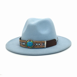 Dettaglio cappello fedora azzurro con fascia etnica e pietra preziosa turchese