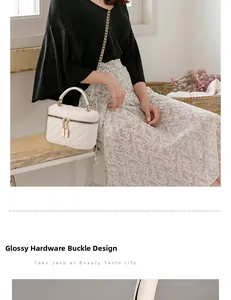 Détail du fermoir en métal doré brillant sur un sac à bandoulière matelassé blanc