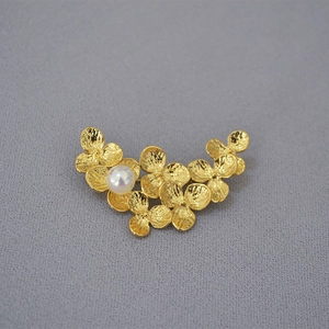 Vintage Brass 18K Gold Plated Flower Cluster Brooch With Imitation Artificial Pearl Handmade Hammered Texture Elegant Jewelry For Women