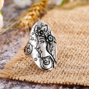 Vista detallada de anillo plateado vintage con signo de Tauro y motivos celestiales