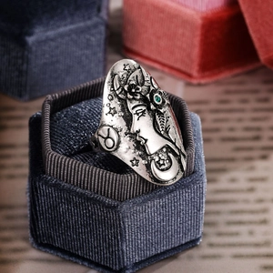 Detalle macro de un anillo gótico Tauro con relieve en plata vintage y piedra verde