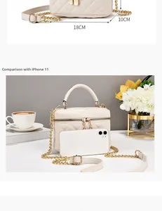 Mini sac bandoulière beige matelassé avec comparaison de taille iPhone 11 et dimensions