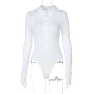 Détail d'un body blanc à manches longues côtelé avec col polo et patte de boutonnage