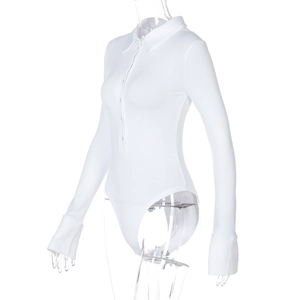 Détail d'un body blanc à manches longues avec col polo et patte de boutonnage ajustée