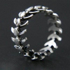 Vintage oxidized silver fishbone ring with a unique spinal chain design in retro style