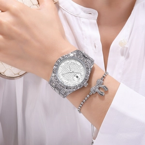 Orologio al quarzo argento con numeri romani e strass con bracciale a fiocco