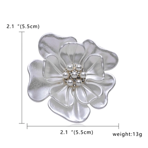 Vue détaillée de la broche fleur de camélia avec perles blanches et strass brillants