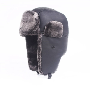 Winter-Ushanka aus Kunstleder mit dickem grauem Kunstfellfutter und Kinnriemen