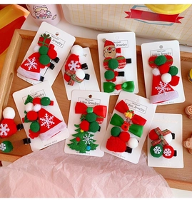 Vue détaillée de 8 barrettes de Noël avec Père Noël et bonhomme de neige sur plateau