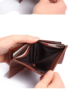 Détail de l'intérieur d'un portefeuille en cuir marron avec emplacements cartes et zip