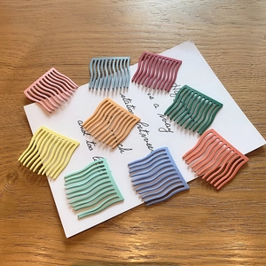 Set mit 9 bunten gewellten matten Haarkämmen in Bonbonfarben auf Display-Karten
