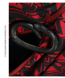 Vista ravvicinata delle scaglie dettagliate e della trama di un serpente giocattolo nero