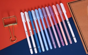 Dettaglio di 12 penne gel sfumate in colori Morandi con motivi estetici e punte inchiostro