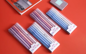 Dettaglio di quattro set di penne gel sfumate Morandi in confezioni blu e viola