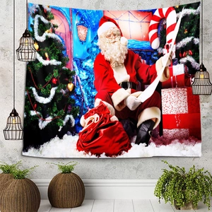Vista dettagliata di un grande arazzo natalizio con Babbo Natale appeso a una parete