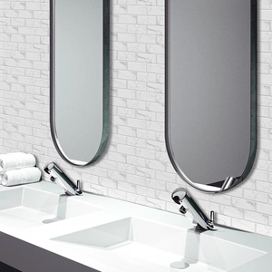 Salle de bain moderne avec carrelage mural en marbre blanc et double vasque en céramique