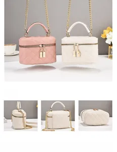 Vues détaillées de sacs bandoulière matelassés rose et blanc avec chaîne dorée