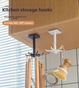 Macro-opname van 360 graden draaibare keukenhaken van dik ABS-materiaal onder de kast