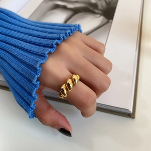 Close-up of a double-layered 925 silver twisted rope ring in gold on a model finger