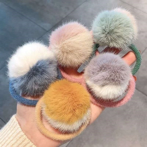 Set di cinque elastici per capelli in peluche colorati con morbida eco-pelliccia