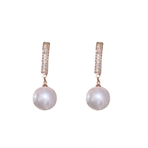 Boucles d'oreilles pendantes en or rose avec barres de zircon et perles blanches sur fond blanc