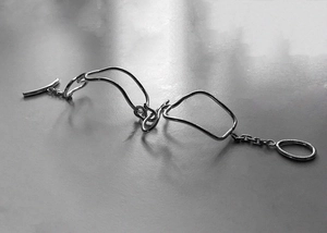 Close-up of minimalist 925 silver woven chain bracelet featuring a retro toggle clasp