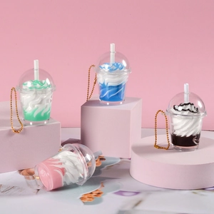 Gros plan de porte-clés miniatures de thé au lait en couleurs vert, bleu, noir et rose