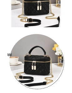 Détail du sac à bandoulière noir matelassé avec garniture dorée et bandoulière chaîne