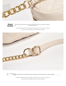 Détail de la chaîne dorée et de la bandoulière réglable sur le sac à main matelassé