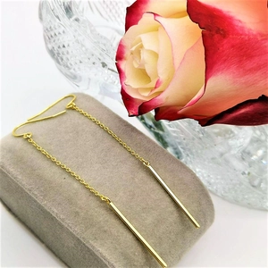 Minimalist long chain earrings in gold-plated stainless steel with sleek bar pendants