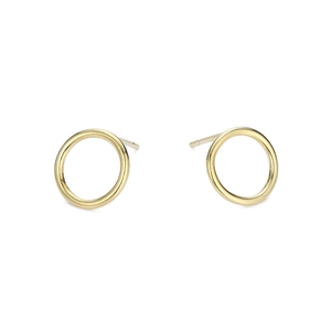Boucles d'oreilles rondes dorées en acier inoxydable 316L sur un fond blanc pur