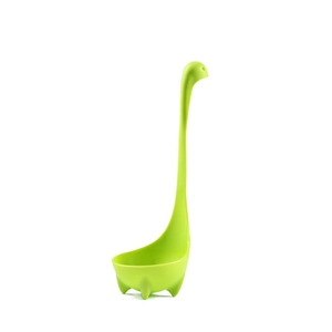 Groene Loch Ness Monster soeplepel van kunststof die rechtop staat op witte achtergrond