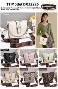 Dettaglio dell'interno della borsa a secchiello e opzioni di tracolla alla moda