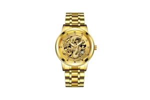 Détail du cadran doré avec motif dragon en relief et index en cristal sur la montre
