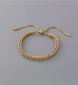 Detail eines verstellbaren Weizenketten-Armbands in Gold mit Schiebetechnik für die Länge