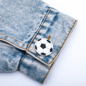 Gros plan détaillé d'une broche de football en émail épinglée sur la manche d'une veste