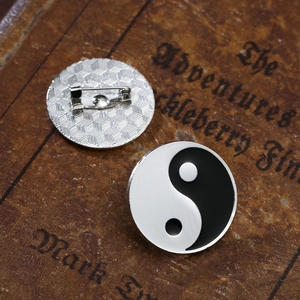 Retro Tai-Chi-Yin-Yang-Emaille-Brosche mit gebürstetem Metallfinish und Sicherheitsverschluss