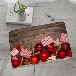 Tappetino natalizio in flanella con decorazioni festive e scatole rosse su legno