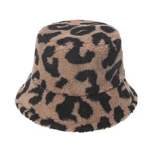 Gros plan détaillé montrant la texture douce en fausse fourrure léopard du chapeau cloche