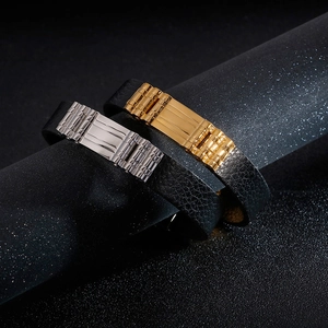 Set bracciale da uomo in pelle nera intrecciata con fibbie in acciaio oro e argento