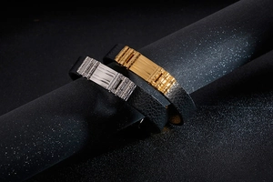 Dettaglio di bracciali da uomo in pelle con fibbie in acciaio inossidabile oro e argento