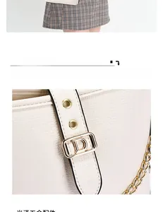Dettaglio della borsa beige in pelle PU martellata con fibbia a D in metallo dorato