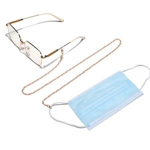 Détail de la chaîne de lunettes Figaro dorée avec fermoirs mousquetons et boucles