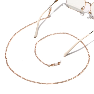 Détail de la chaîne à lunettes Figaro dorée avec boucles silicone et anneaux métalliques